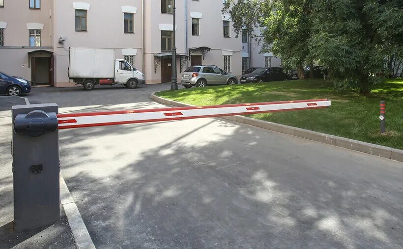 Установка шлагбаумов в москве во дворе. Шлагбаум. шлагбаум во дворе. дворовые шлагбаумы. шлагбаум мкд.