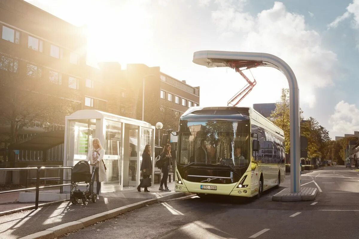 Public transportation. Электробус Вольво. Volvo 7900. Остановка общественного транспорта. Транспорт в городе.