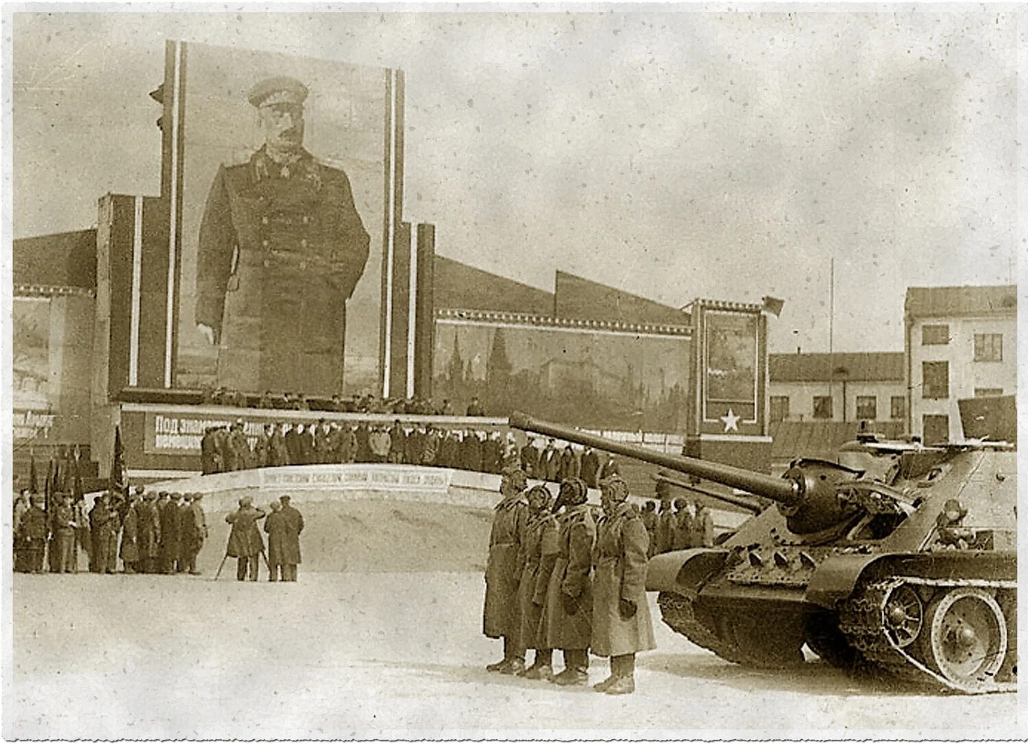 В годы советских пятилеток в свердловской области. Свердловск 1941 год. Су-85 Советский Старатель. Уральский завод тяжелого машиностроения в Свердловске. Уральский завод тяжёлого машиностроения 1941 года.