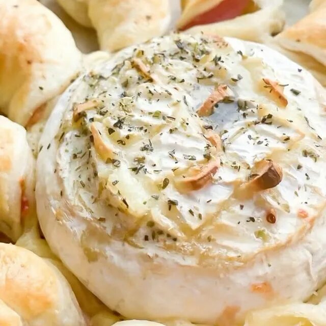 камамбер слоеное тесто. камамбер в слоеном тесте с беконом. выпечка с сыром камамбер в слоеном тесте. рецепты с камамбером в слоеном тесте. камамбер запеченный в слоеном тесте.