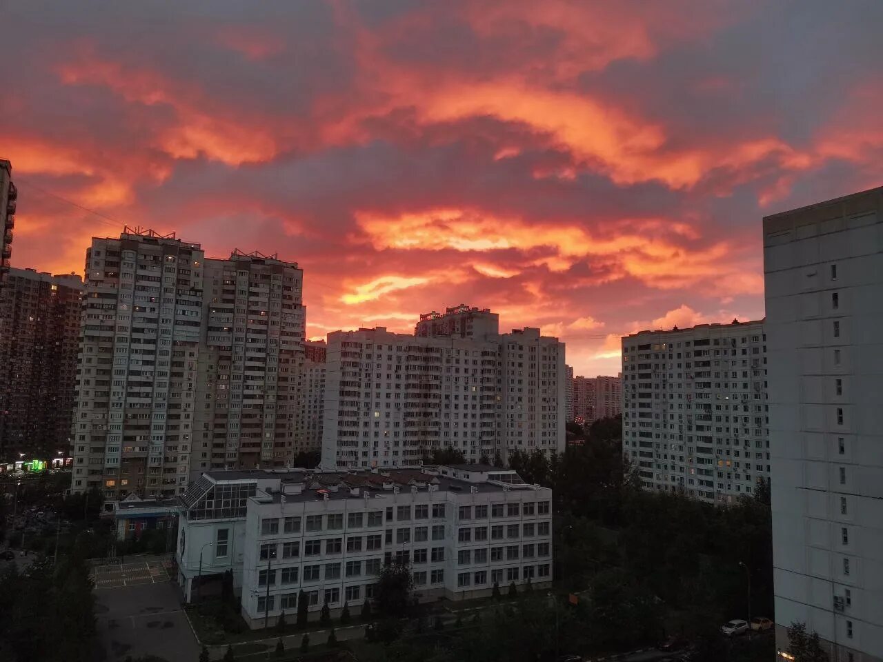 Когда сегодня будет закат. Закат в Москве сегодня. Пурпурный закат в Москве. Ясный закат вечером. Москва Сити закат.