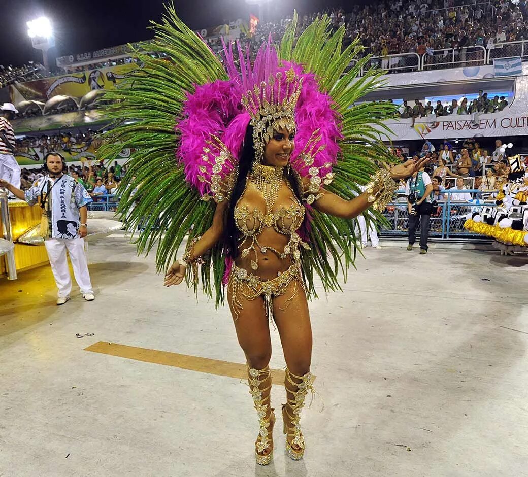 Rio 18. Самба карнавал в Бразилии. Мир наизнанку Бразилия карнавал в Рио. Рио-де-Жанейро карнавал костюмы. Бразильский карнавал в Рио-де-Жанейро платформы.
