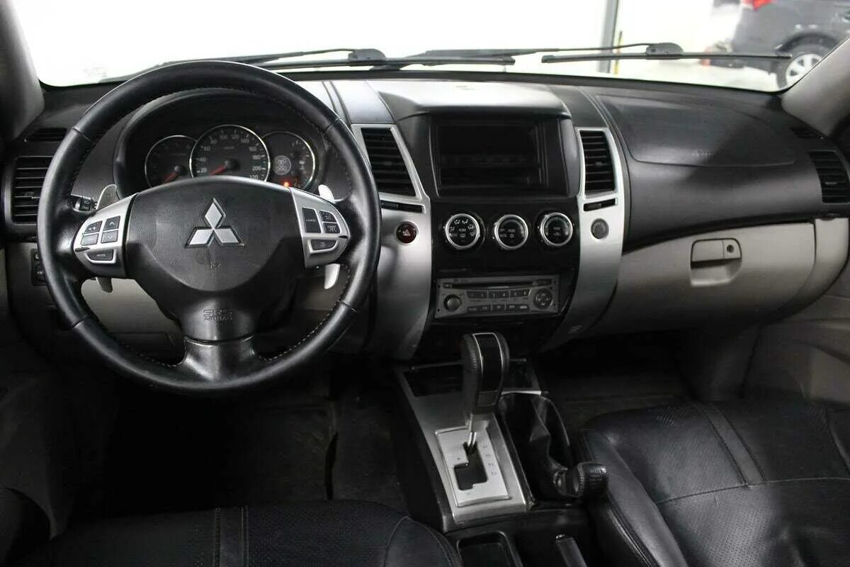 Кнопка mitsubishi pajero. Pajero Sport 2014 салон. Митсубиси Паджеро спорт 2011. Митсубиси Паджеро спорт 2014. Mitsubishi Pajero Sport 2.