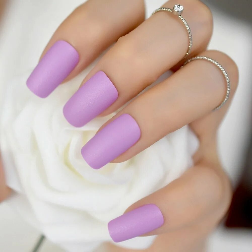 Матовый цвет маникюра. Ногти сиреневого цвета. Матовые ногти. Фиолетовые матовые ногти. Маникюр фиолетовый с розовым.