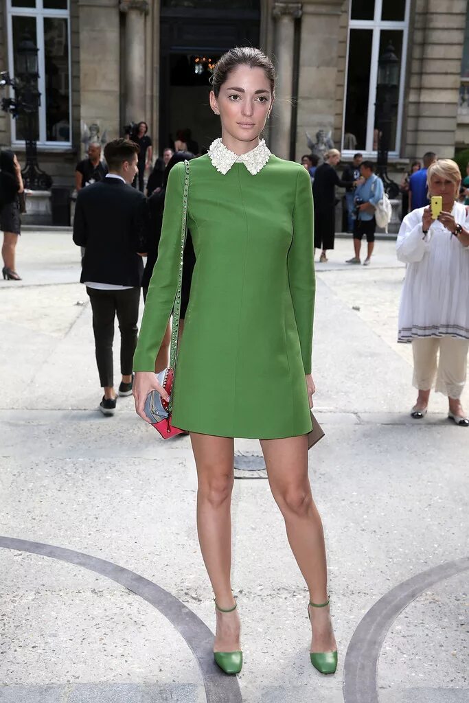 Зеленый платье какой туфли. Салатовое платье. Образ с зеленым платьем. Туфли к изумрудному платью. Туфли под салатовое платье.