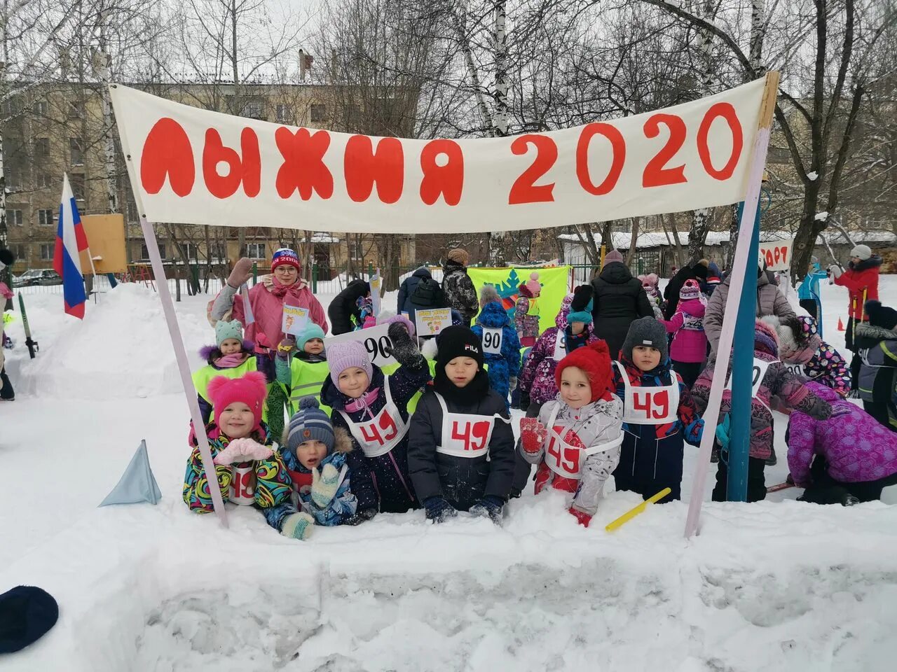 Лыжня в детском саду. Декада лыжного спорта в детском саду. Лыжня России дети. Малыши на лыжне.