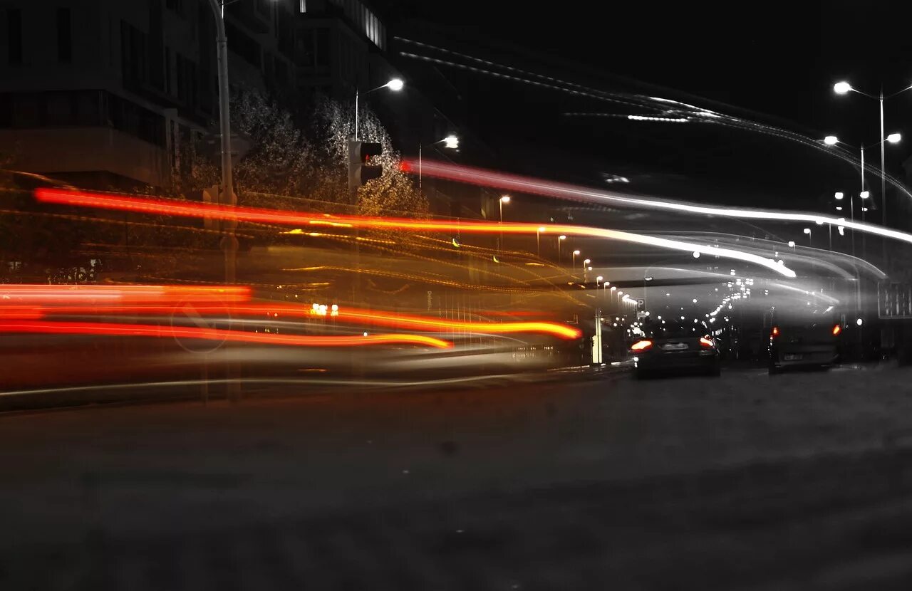 Движение фар. Машина в движении ночью. Ночной город машины в движении. Ночная дорога в городе с машинами. Машина в движении размытие.