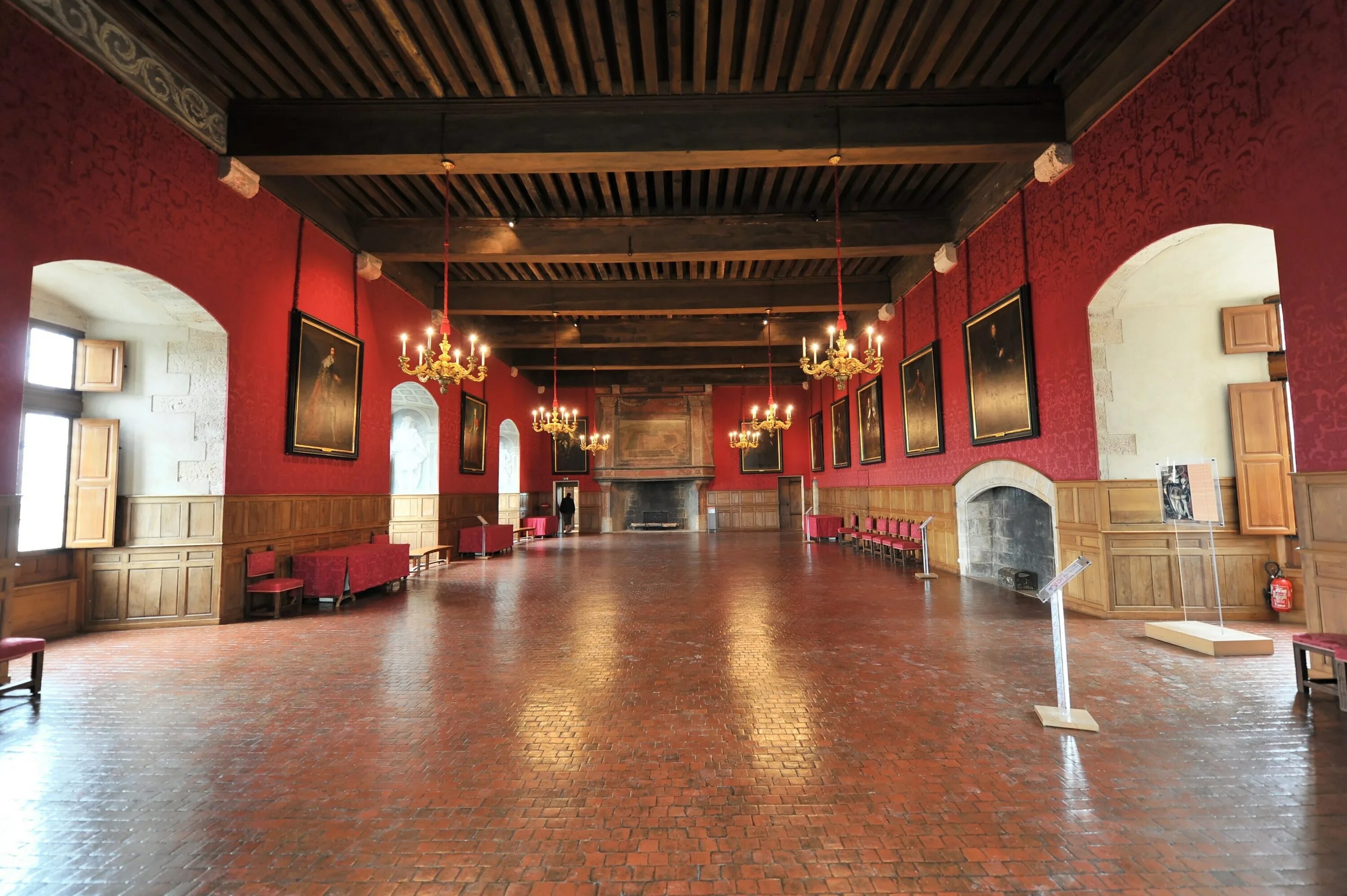Шато-де-Сюлли. Главный зал замка. Главный зал. Главный зал замка 18век.