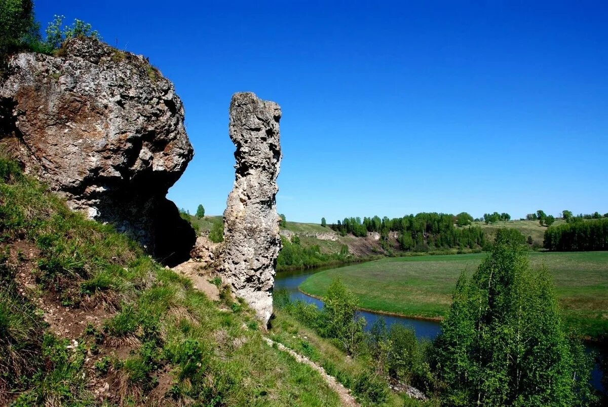 Горы советска. Советск Кировская область скалы Немда. Река Немда Марий Эл. Река Немда Кировская область. Скала часовой на реке Немда.