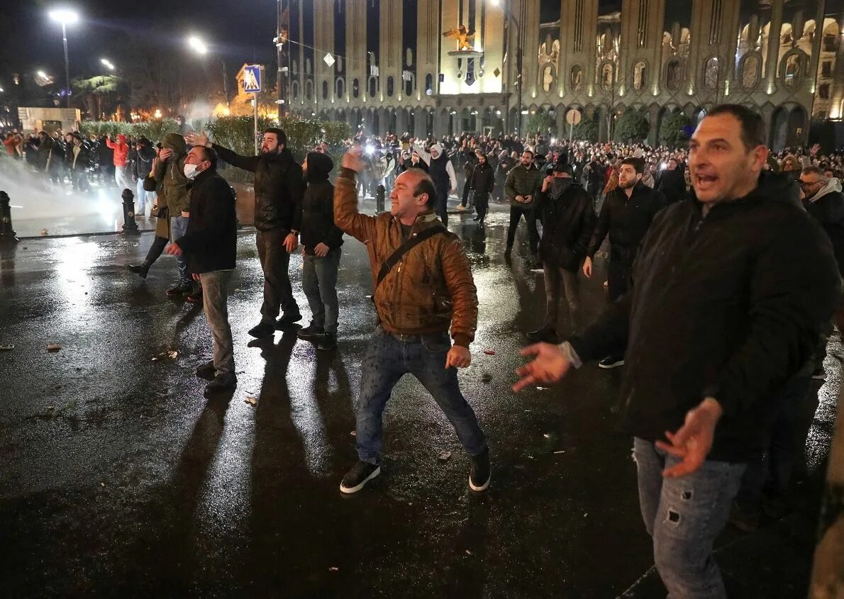 Ситуация в тбилиси сегодня. Парламент Грузии 2023. Митинги в Тбилиси 2023. Саакашвили 2023. Тбилиси штурм парламента.