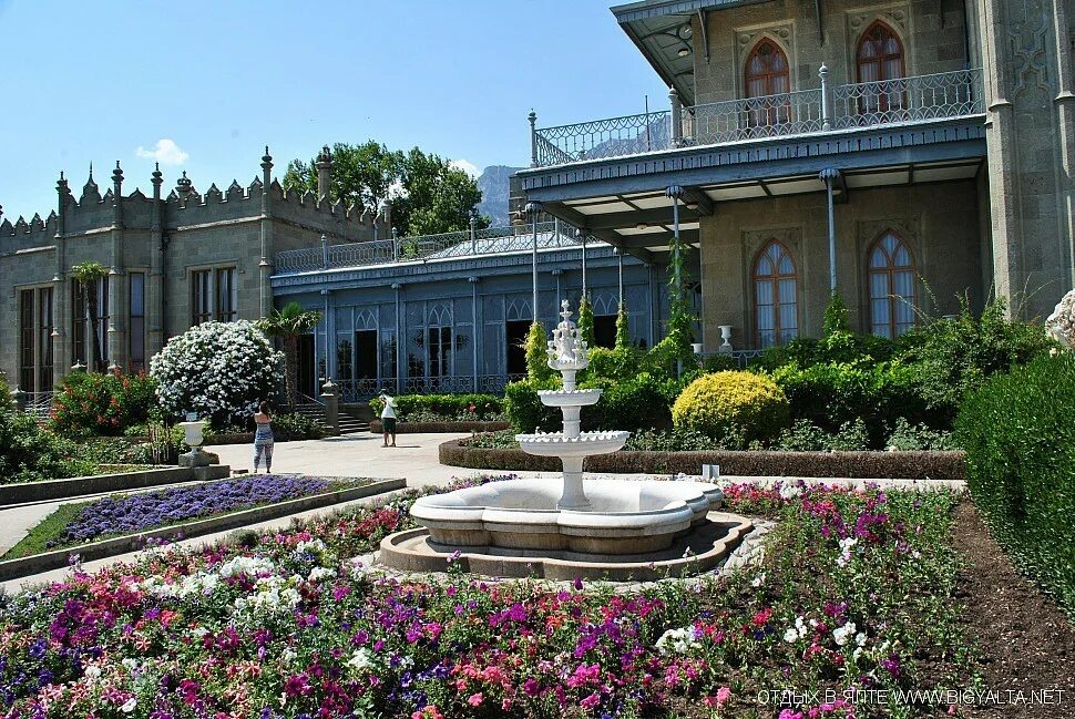 Воронцовский дворец в Крыму. Крым Алупка дворец Воронцова. Алупкинский дворцово-парковый комплекс. Сайт дворцы крыма