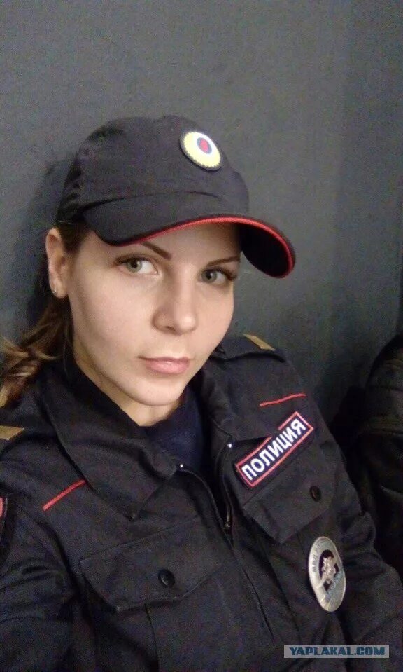 Женщина сержант. Женщина полицейский. Девушки полицейские в метро. Форма полиции. Девушка сержант полиции.