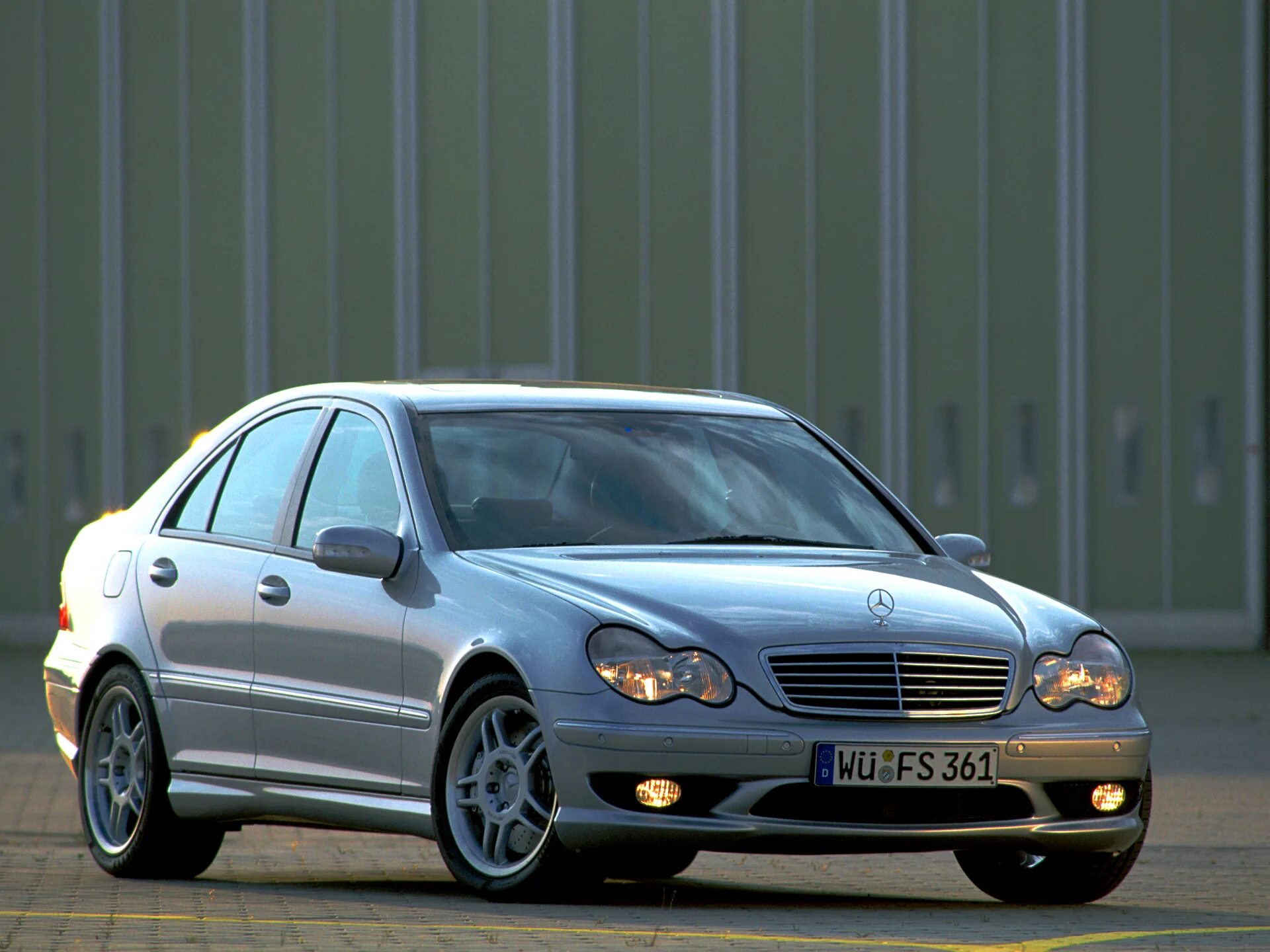 Мерседес бенц 2000 года. Mercedes c32 AMG w203. Mercedes-Benz w203 2000. Mercedes-Benz w203 2001. Mercedes Benz c class w203.