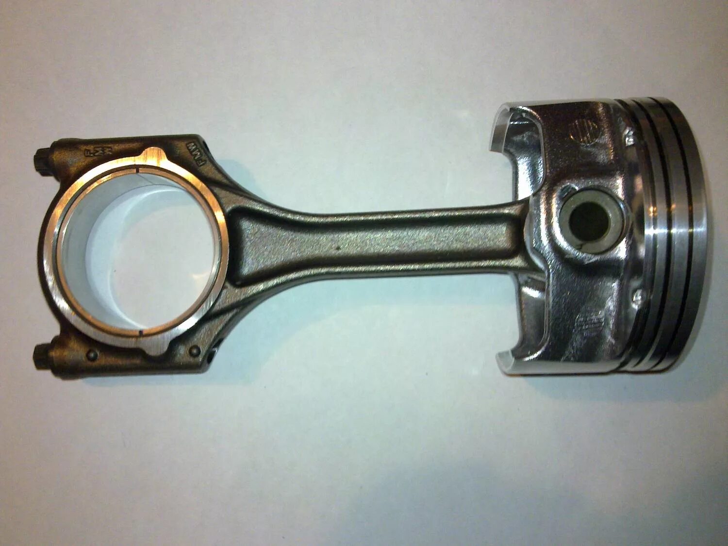 поршень палец шатун. запрессовка поршней ваз 2106. стопорные кольца на поршневые пальцы ваз 21213. стопорное кольцо втулки шатуна поршня deutz. поршень 4g18.