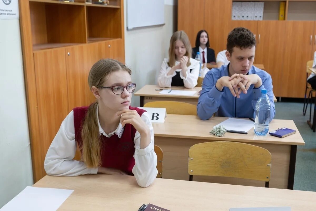 Сдача экзамена в школе 9 класс. ЕГЭ выпускники. Экзамены в школе. Экзамен ЕГЭ. Школьники на экзамене.