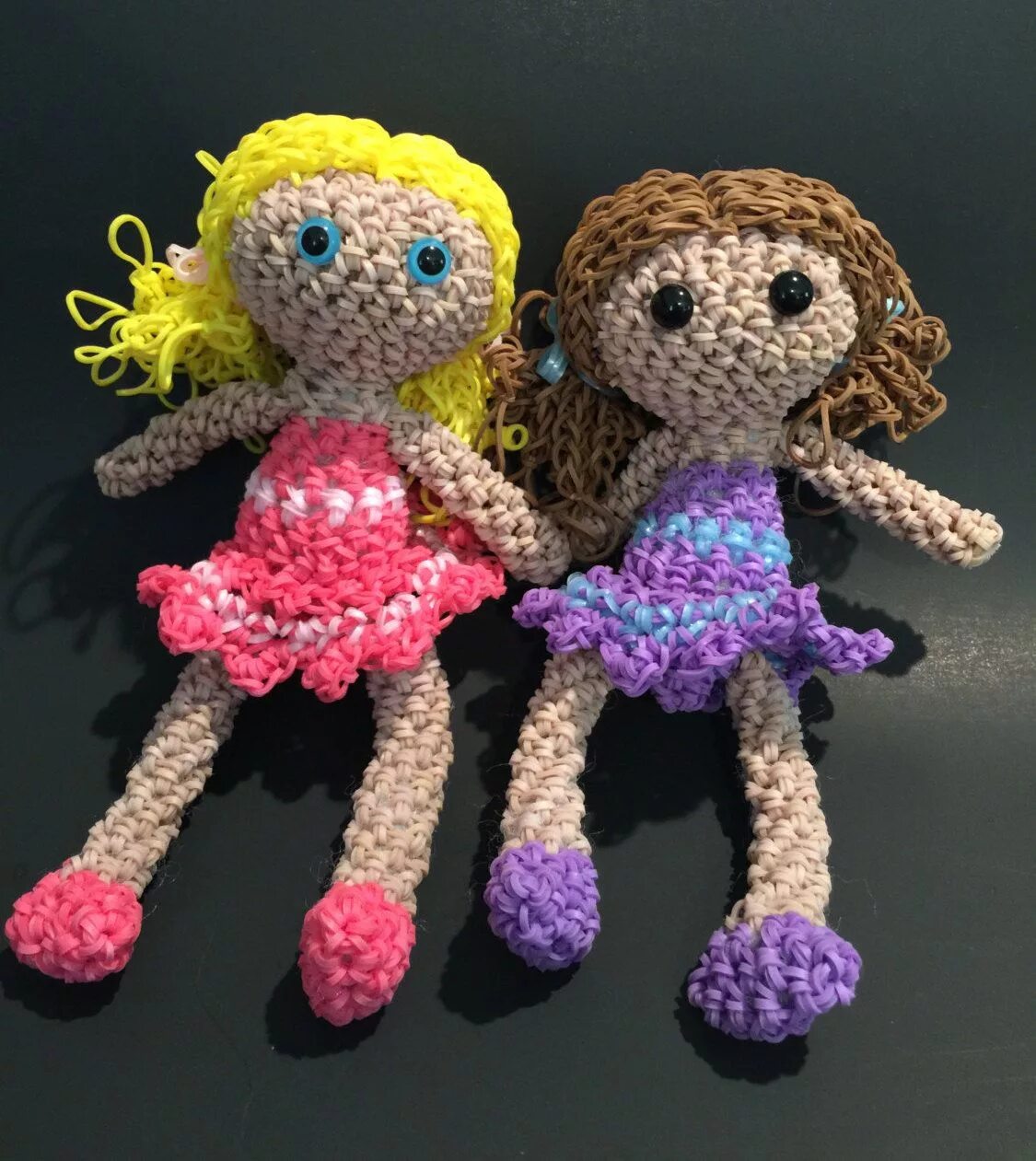 Юбка из резиночек. Одежда из резиночек для плетения. Одежда для барби из резинок. Сумочка из резиночек. Юбка для куклы из резинок.