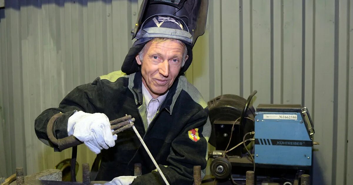 Сварщик фон. Сварщик. Вакансии сварщик во владимире. Электросварщик ручной сварки. Вакансии сварщик во владимире.