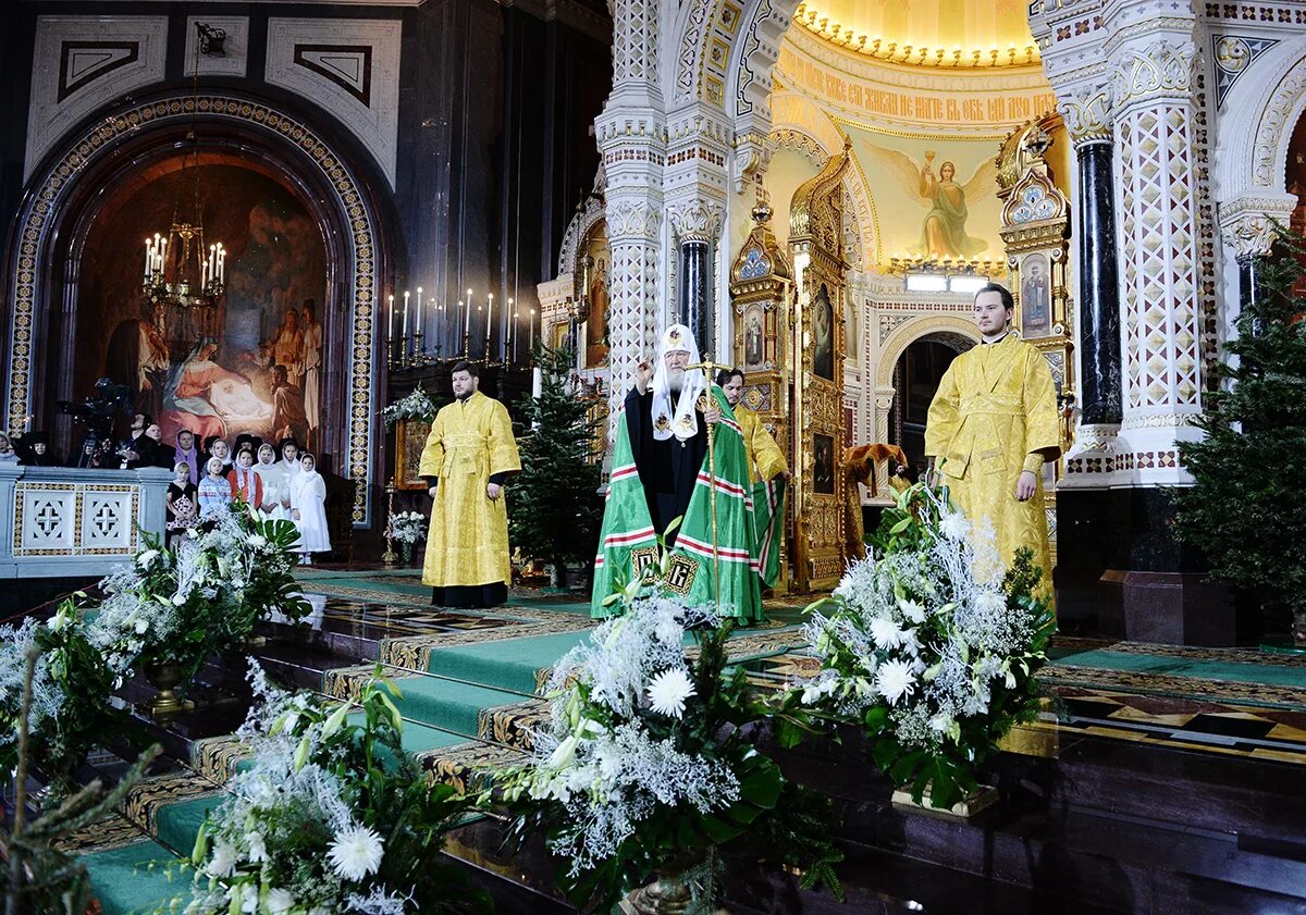 Вечерня в православной церкви. С Рождеством Христовым храм Христа Спасителя. Храм Христа Спасителя служба на Рождество. Рождество в храме. Рождество Христово в хроме.