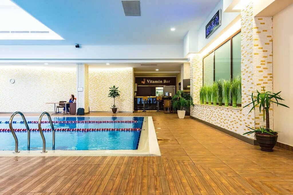 Рамада коттедж спа. Renaissance minsk hotel минск. Отели в белоруссии с бассейном. Отели минска с бассейном и шведским. Марриотт ренессанс минск.