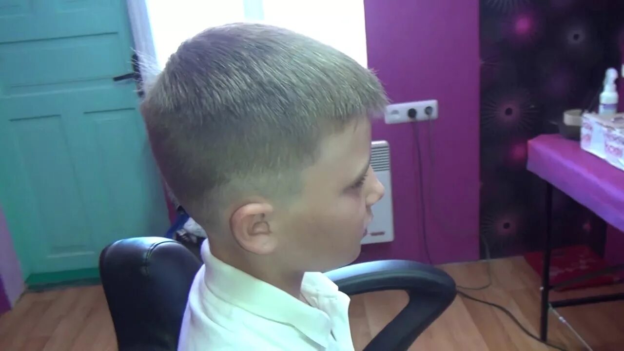 Полубокс стрижка для мальчика. Мальчик начинающий стрижка. Прическа для мальчика ножницами. Поэтапная стрижка мальчика. Детская стрижка машинкой мальчику.