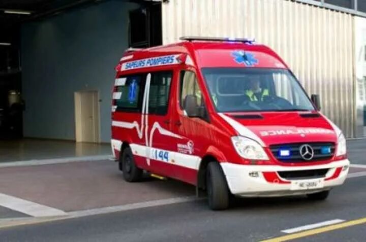 Красная машина скорой помощи. Машина скорой помощи в Германии. Скорая реанимация. Красная скорая машина.