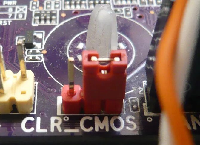 Материнская плата перемычка cmos. Перемычка clear cmos. Кнопка clear cmos. Материнская плата перемычка cmos. Материнская плата clear cmos.