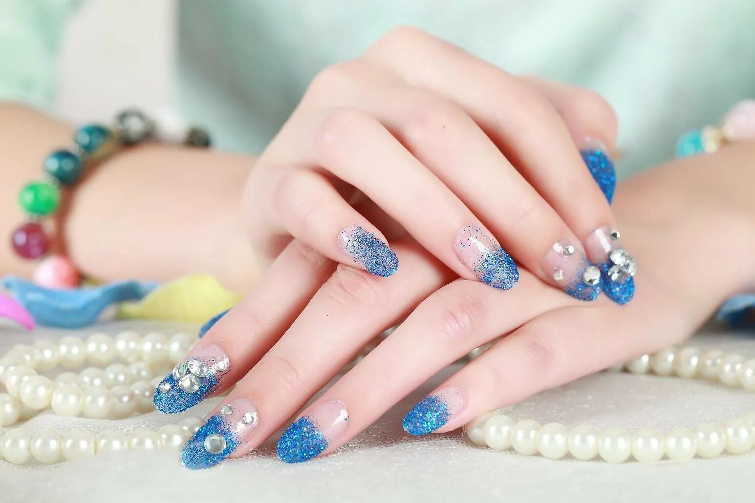 маникюр к голубому платью. синие ногти маникюр. маникюр к голубому платью. маникюр с синими цветами. маникюр под синее вечернее платье.