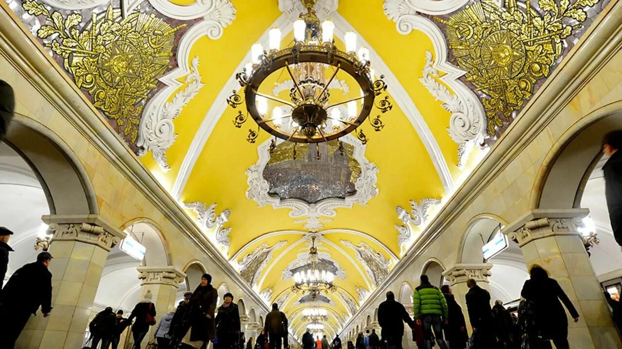 Комсомольская (станция метро, кольцевая линия) потолок. Метро комсомольская москва архитектор. Станция метро комсомольская. Станция метро комсомольская кольцевая. Районы москвы метро комсомольская.