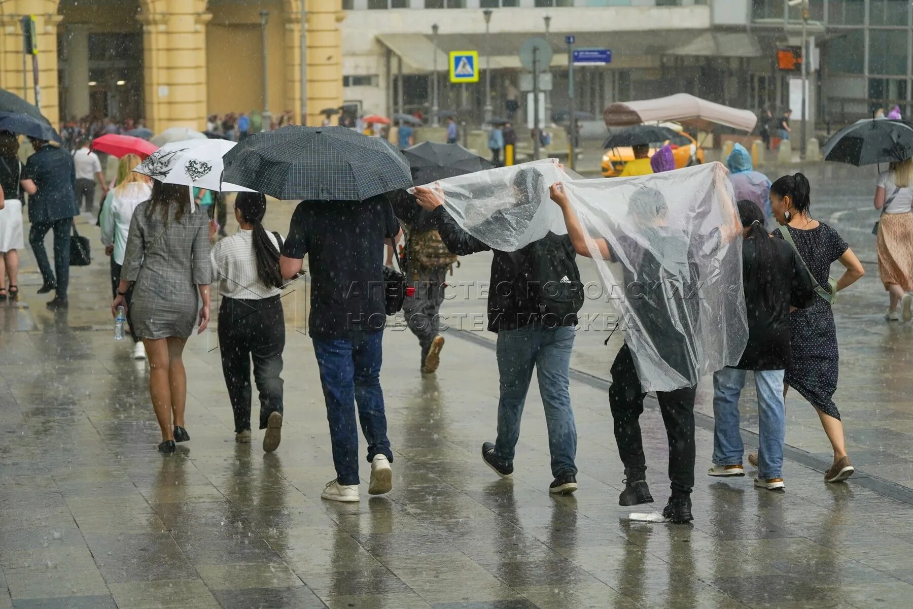 Через час дождь пойдет. Дождливый день. Дождь в Москве. Сильный дождь. Дождик в Москве.