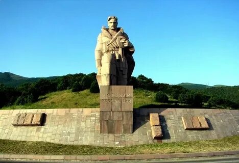 Памятник на горе