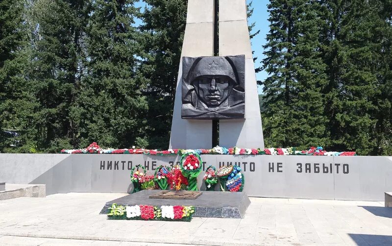 Победа горно алтайск. Парк Победы в Горно Алтайске. Мемориал славы Горно-Алтайск. Мемориал парк Победы Горно-Алтайск. О памятнике Победы в Горно Алтайске.