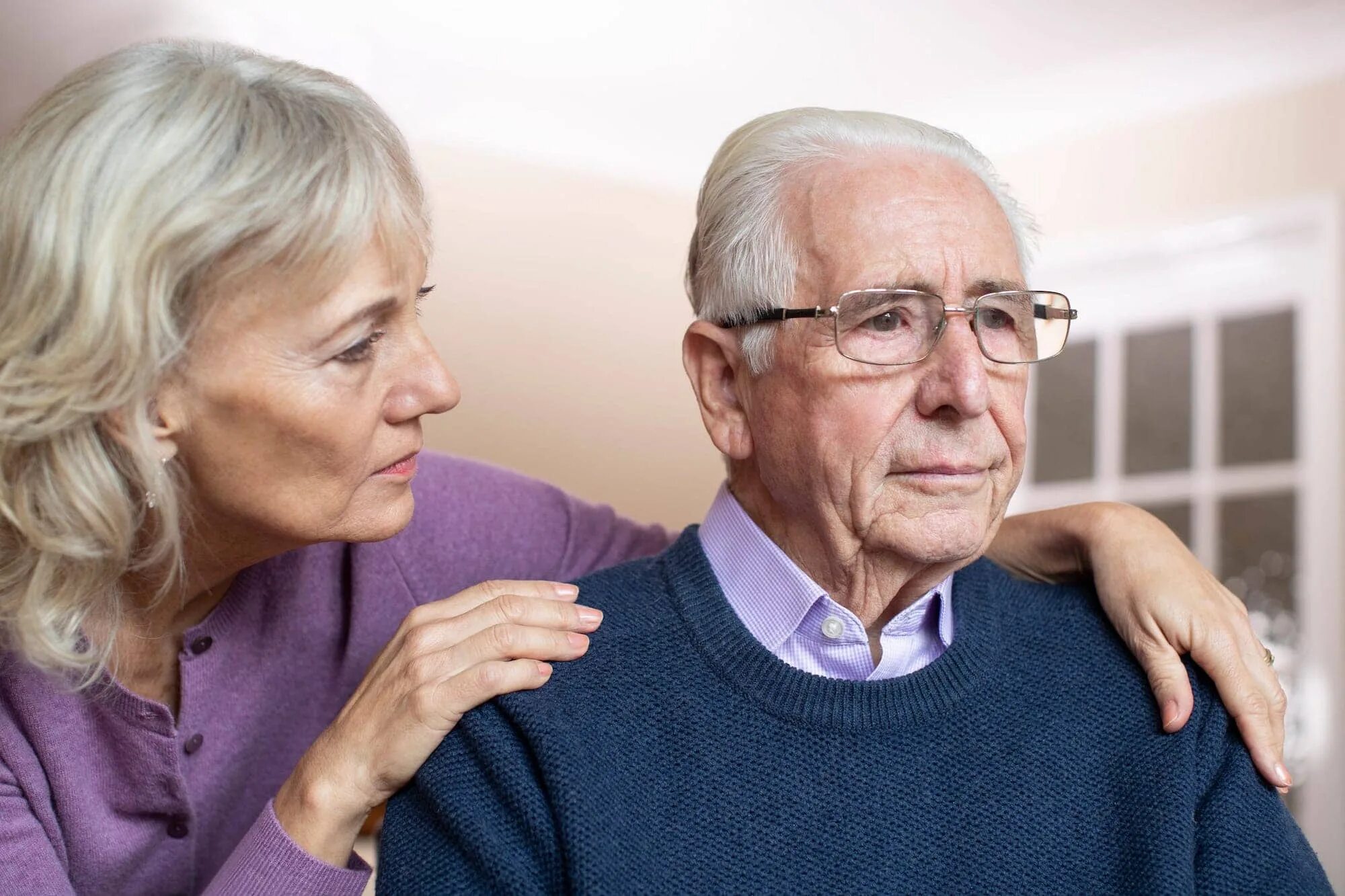 Деменция разговаривают. Люди с Альцгеймером. Человек с деменцией. Память у пожилых людей. Пожилые люди страдают.