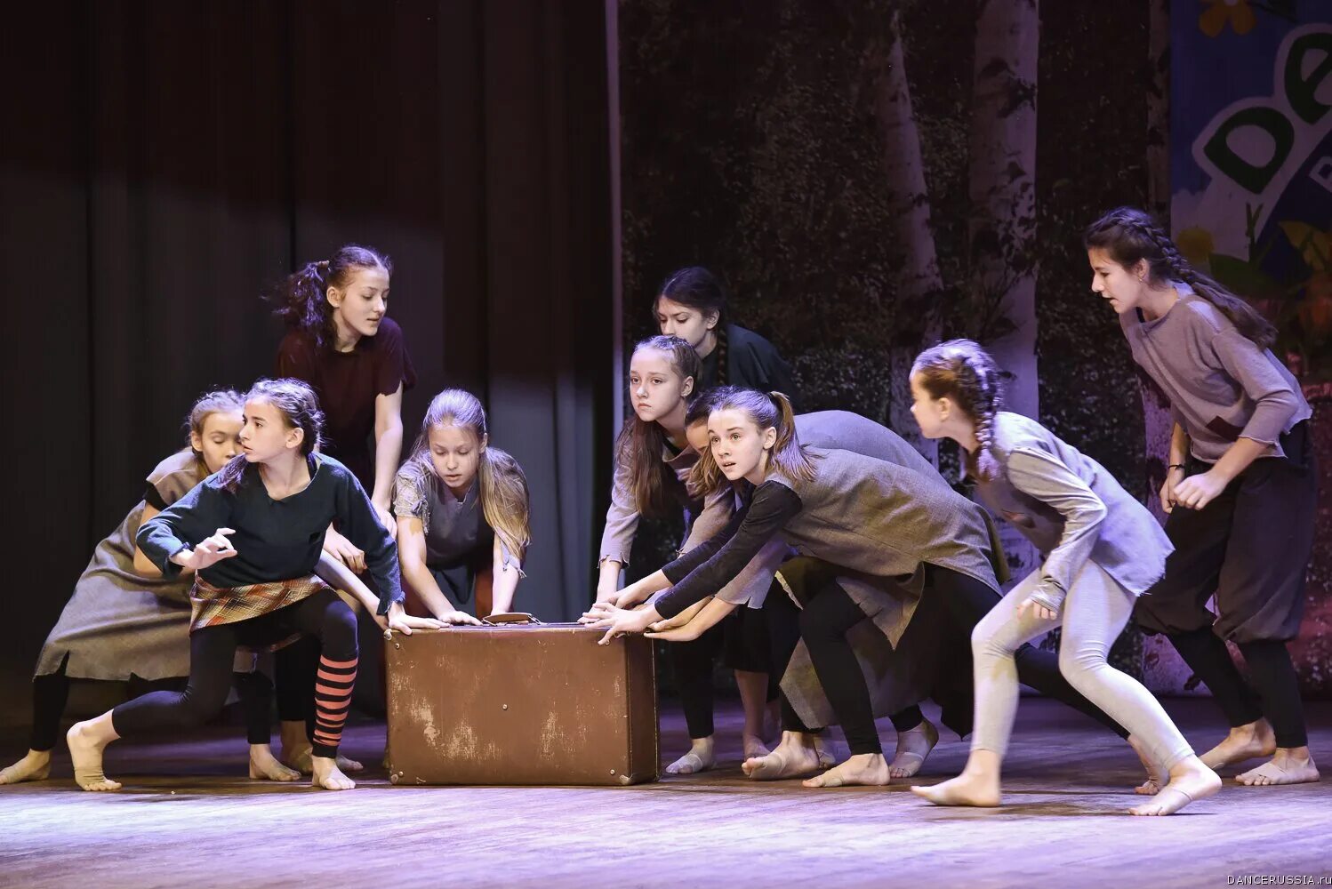 танец с чемоданами. счастливая девушка с чемоданом. чемодан для девочек. человек радостный. танец с чемоданами.