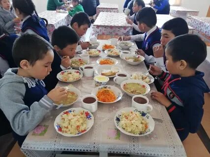 Тамақ ішеді