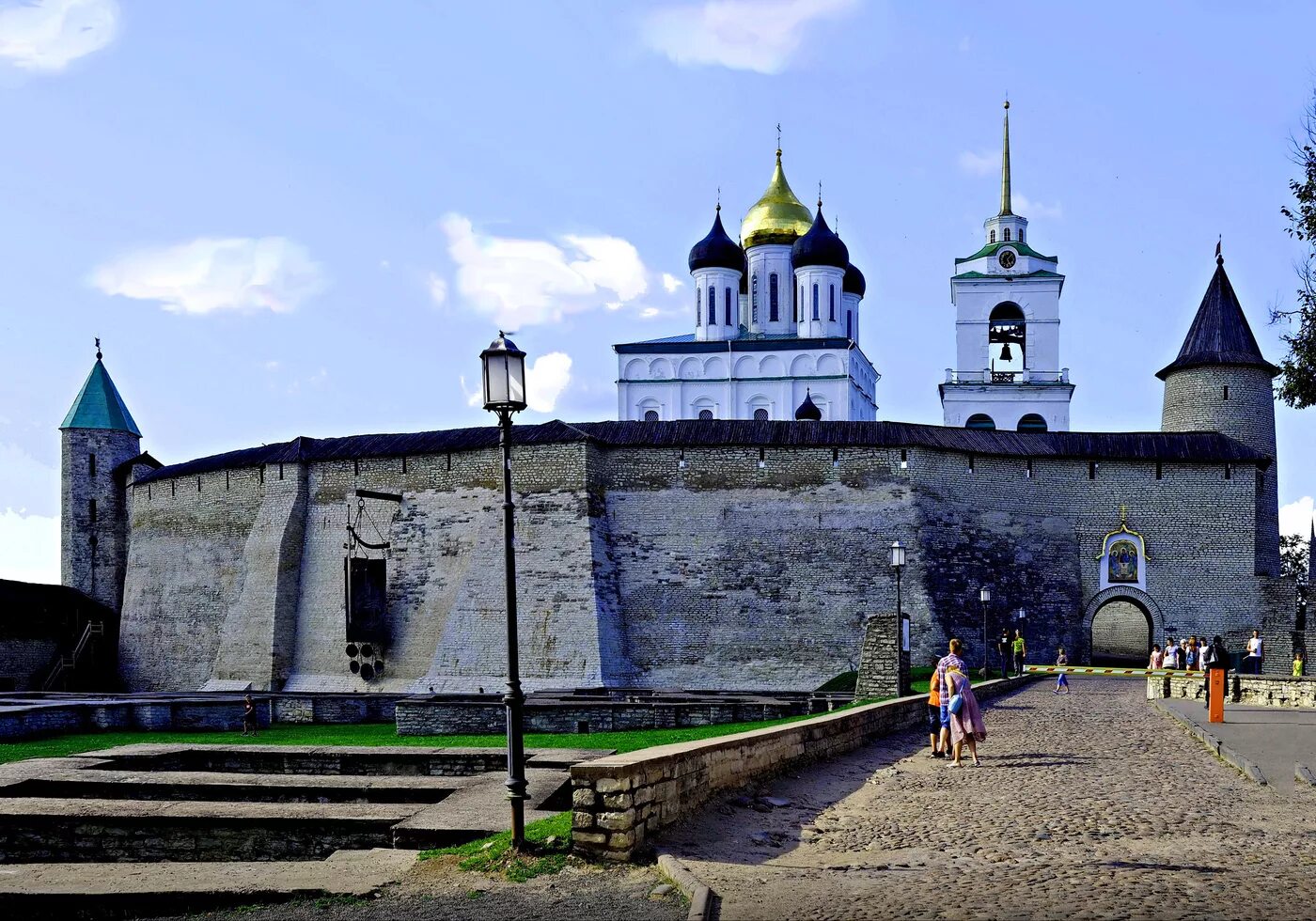 Группа город псков. Псковский Кремль Псков. Псковский кром Псков. Территория Кремля Псков. Псковский Кремль кром.