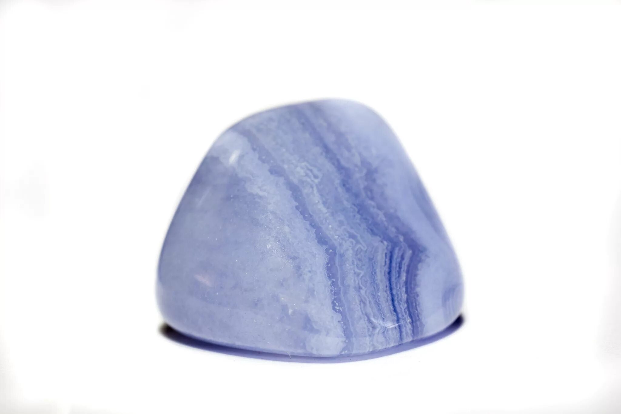 Камень нептуна 7 букв. Голубой агат камень. Голубой агат (сапфириновый). Голубой агат галтовка. Голубой агат сапфирин магические свойства.