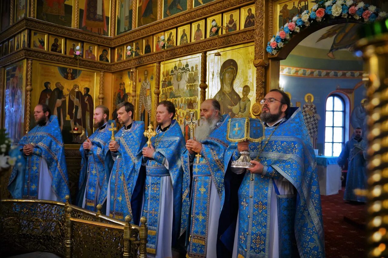 Храм успения пресвятой богородицы калининград священники. Богослужение в храме преображения господня сургут. Богослужение в храме преображения господня сургут. Николай гамм храм преображения господня сургут. Православная гимназия рядом с храмом преображения господня сургут.