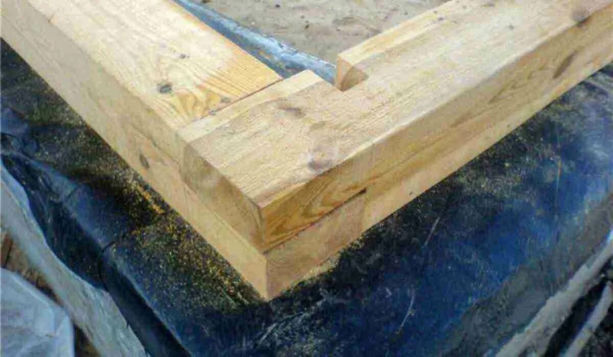 Окладной венец из бруса. Фундамент старого дома. Сборка дома из бруса 150х150. Фундамент для бруса. Окладной венец брус 150 на 150.
