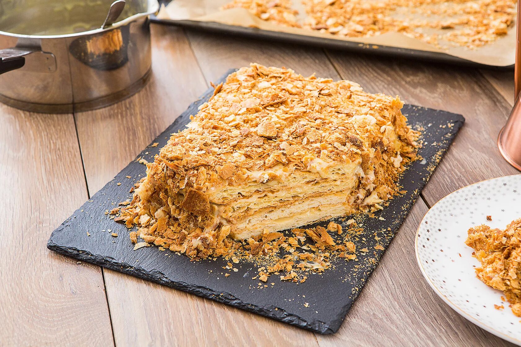 Торт наполеон хрустящий. Классический слоеный наполеон. Домашний тортик наполеон. Наполеон приготовление. Napoleon торт.