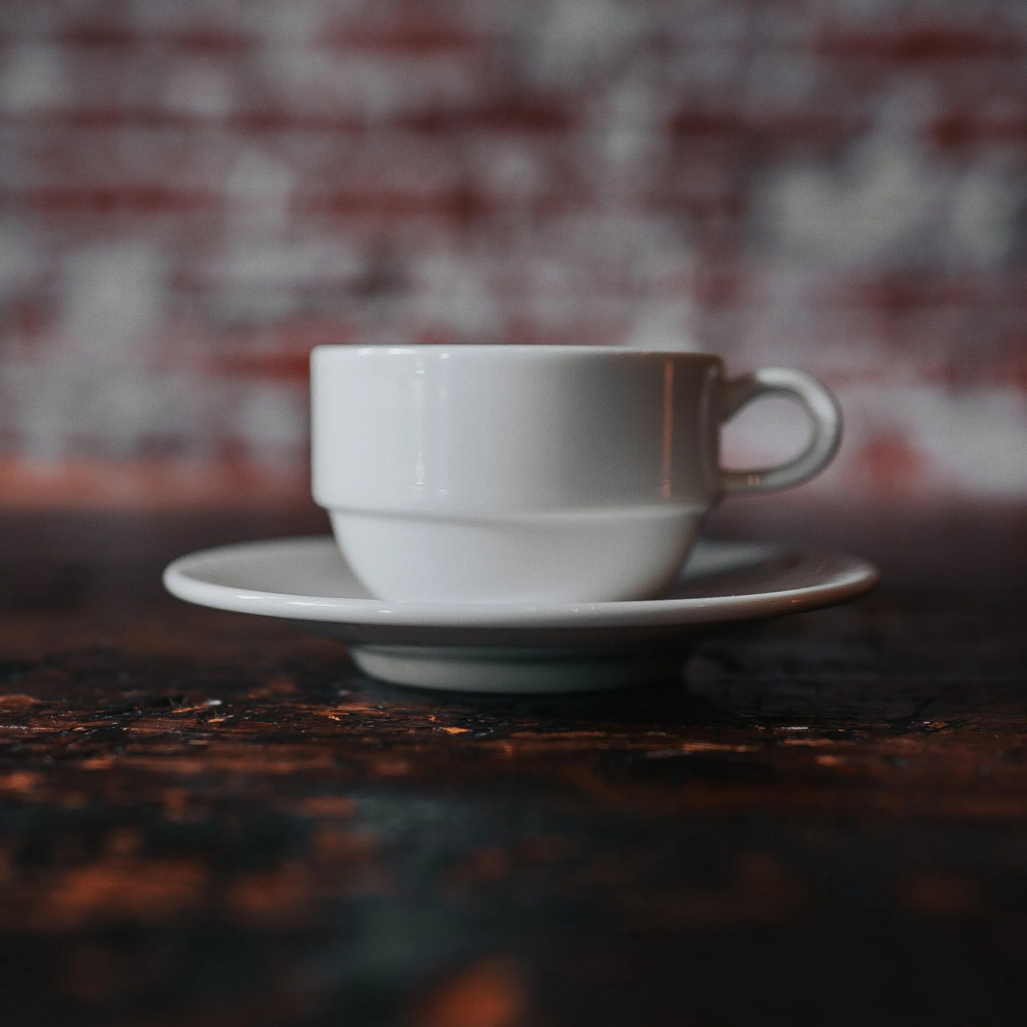 На столе стоят блюдца и чашки. Салфетки для кружек. Чашка белая. Чашка с блюдцем и ложкой. Чашка "на стол".