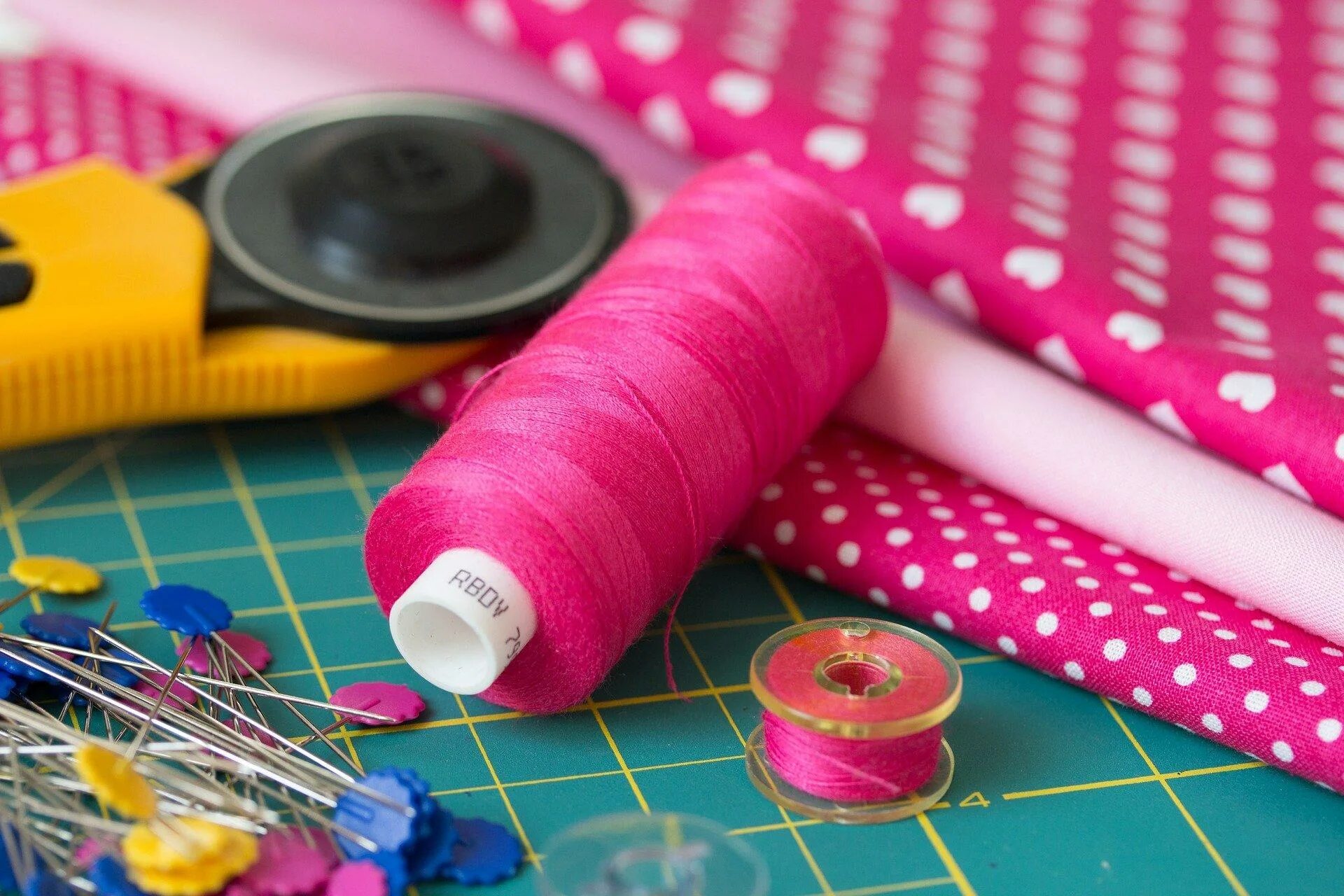 Материал с помощью которого можно. Материалы для шитья. Рукоделие шитье. Ткань и нитки. Материалы швеи.