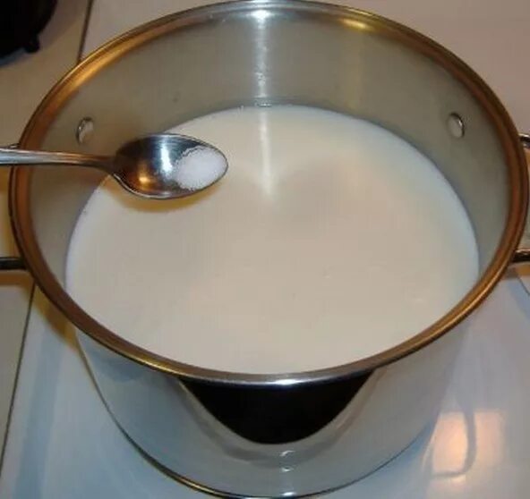 Доводит до кипения за 20 минут. Молоко в кастрюле. Молоко в сотейнике. Кастрюля для молока. Кипяченое молоко.
