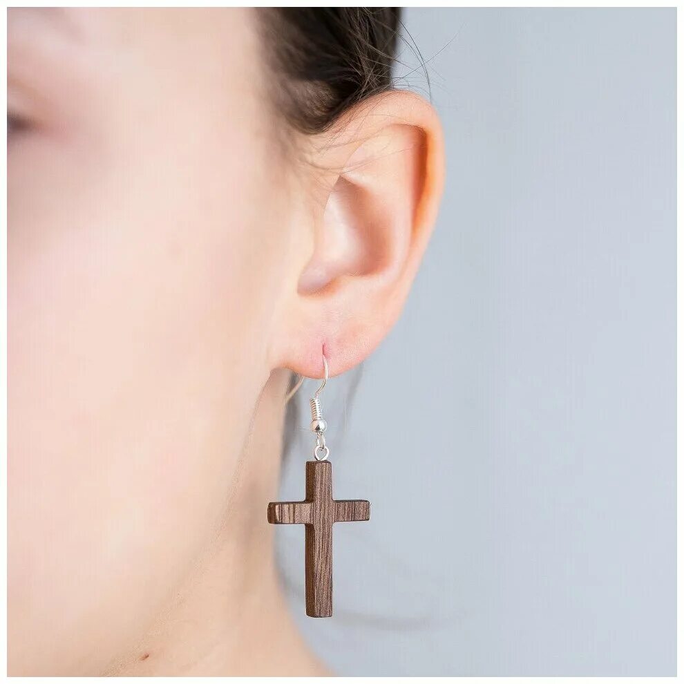 серебряные серьги кресты. сережка в виде креста. можно ли носить серьги крестики. моника беллуччи серьги крестик. серьга крестик мужской.