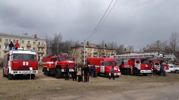 Боровичи 1 мая. Пожарная выставка Архангельск. Пожарка Боровичи. Боровичи пожарная часть. Выставка пожарной техники в Архангельске.