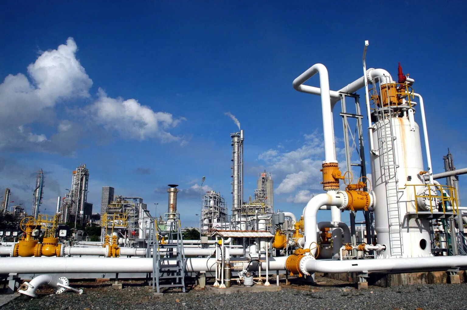 Нефтепереработка нпз. Омский нпз каталитический крекинг. Нпз урай. Газовая промышленность. Объекты нефтяной промышленности.
