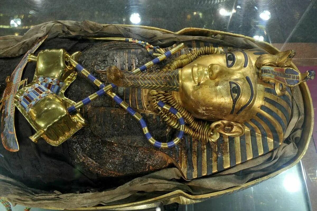 Страна где находится гробница тутанхамона. Тутанхамон Посмертная маска. Тутанхамон саркофаг и маска. Золотая Гробница Тутанхамона. Гробница фараона Тутанхамона.