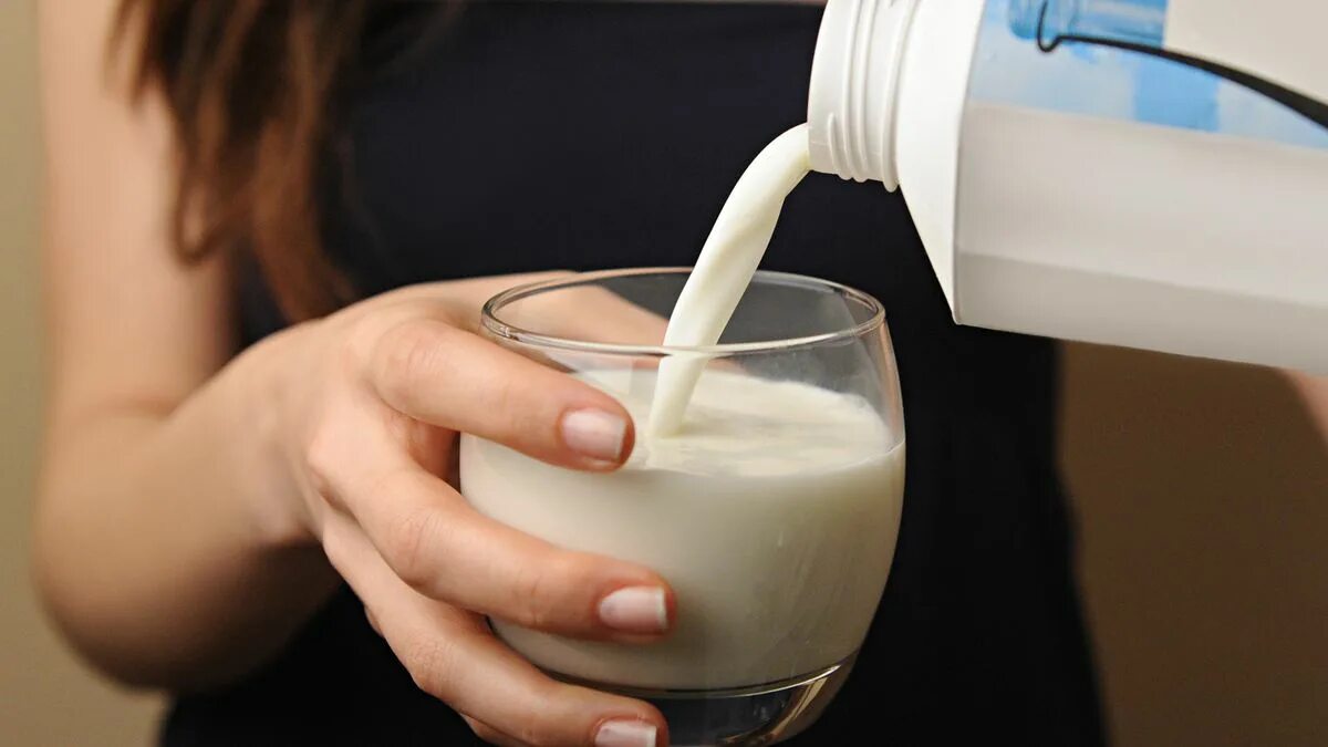 Молоко после 25 лет. Употребление молока. Молоко перед сном. Женщина взбалтывает молоко. Milk Calcium.