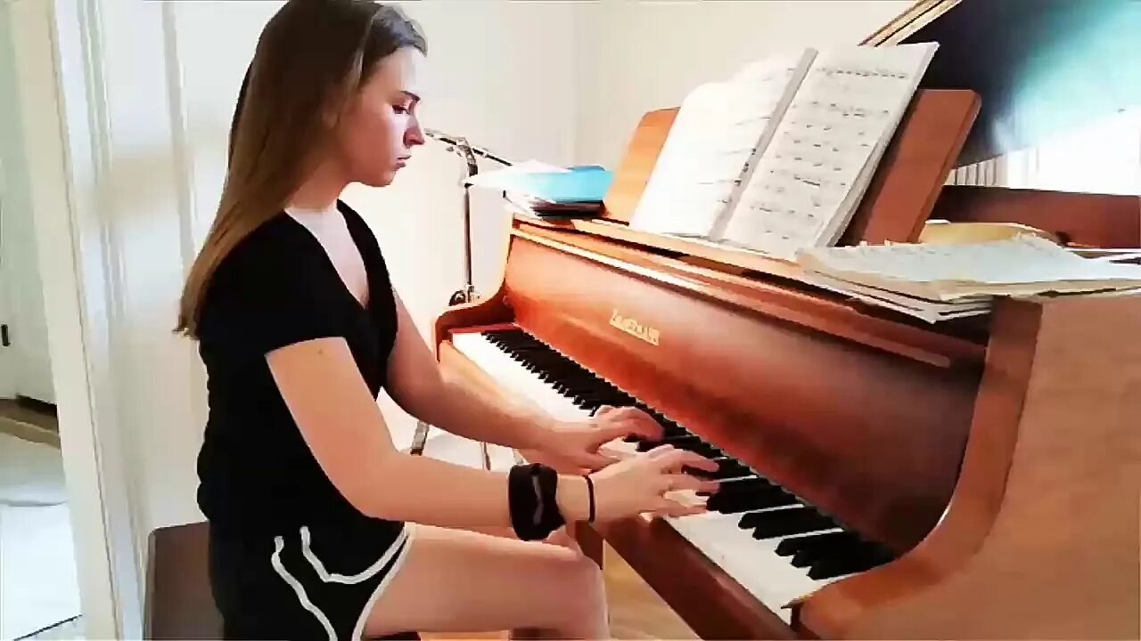 Прическа для пианистки. Девушка на рояле. Anna plays the piano. Игра на фортепьяно. Картина девушка с пианино.