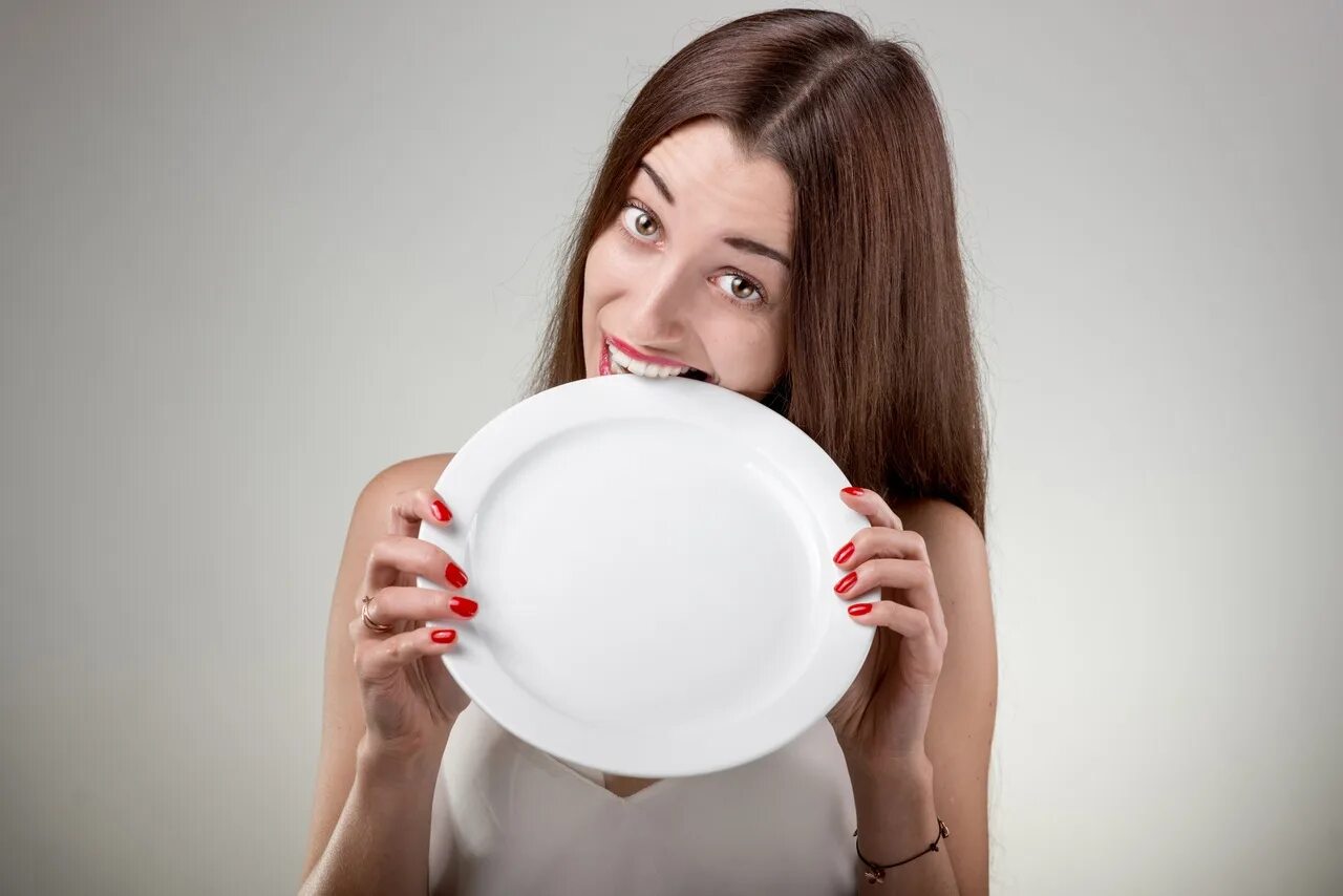 Девушка голод. Девушка с тарелкой. Человек с тарелкой. Девушка держит в руках тарелку. Девушка с пустой тарелкой.