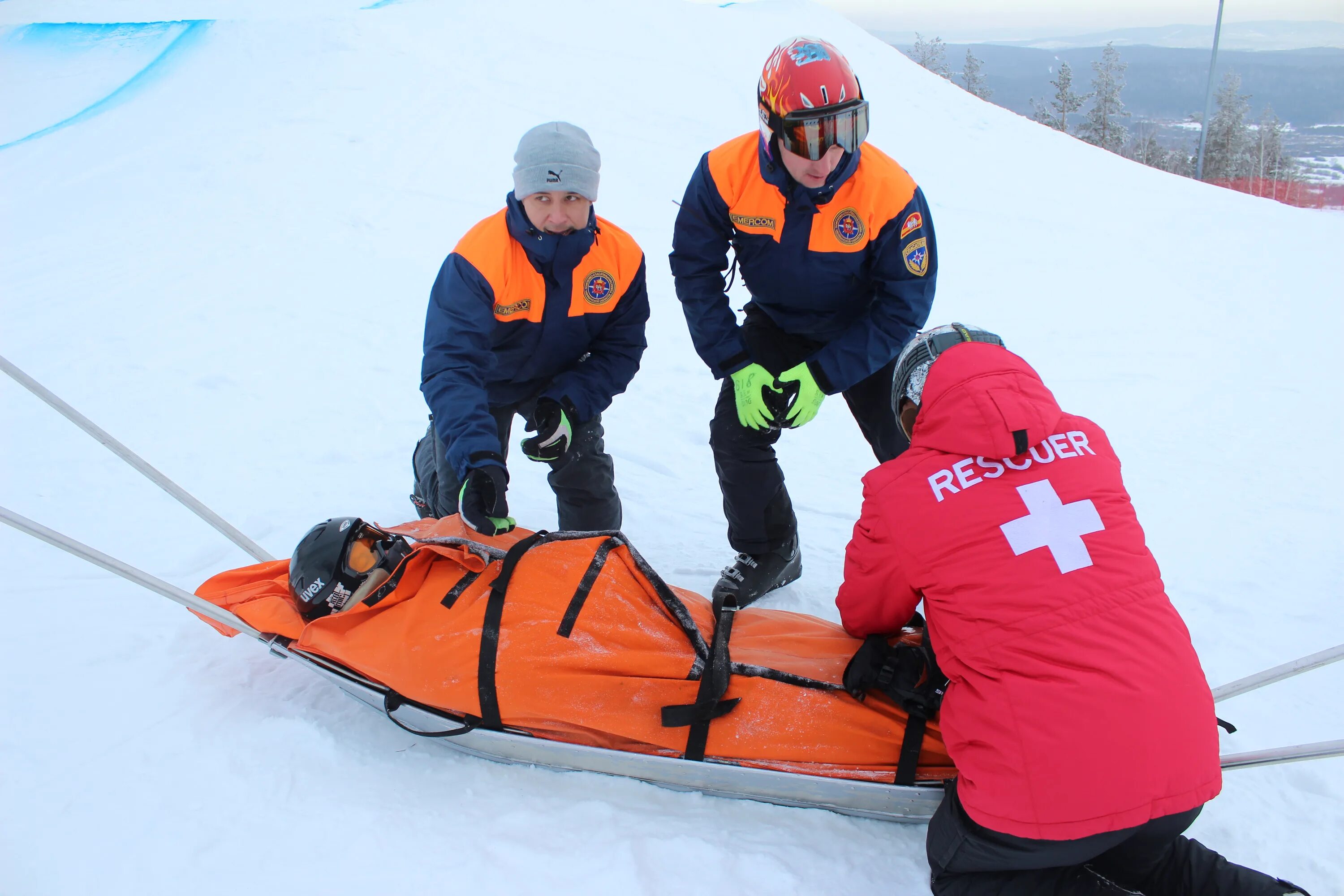 соревнования спасателей на воде. мчс рф спасатель. спасатель мчс.